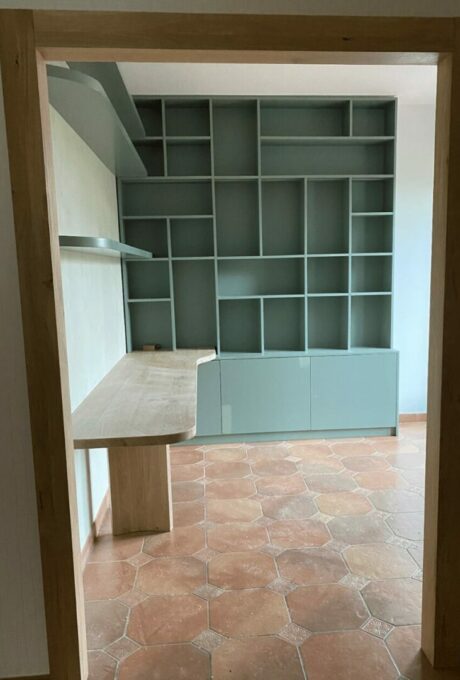 Bureau à domicile avec étagères vertes sur mesure et bureau en bois