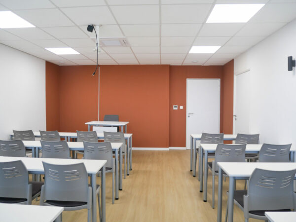 Espace de bureaux professionnels contemporains à Toulouse avec des luminaires design, aménagé par une agence de design.