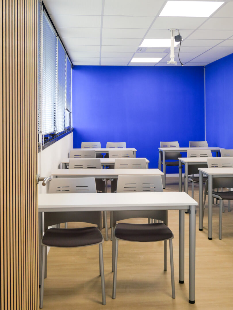 Salle de formation avec des murs bleus dans des bureaux professionnels à Toulouse, rénovée par un architecte décorateur.