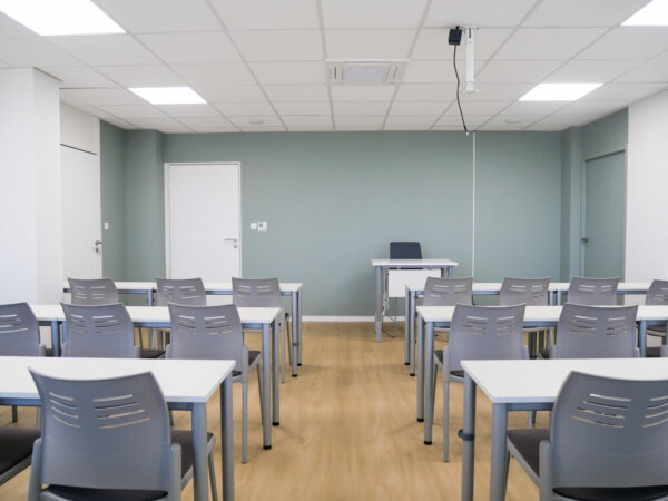 Salle de formation avec des murs verts dans un espace professionnel à Toulouse, modernisée par un spécialiste du design intérieur.