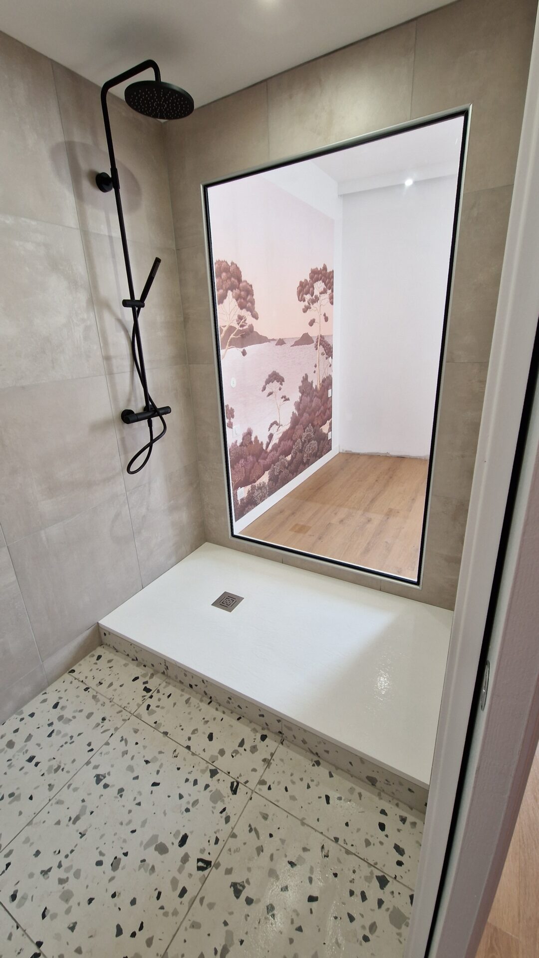 douche avec vue sur la chambre