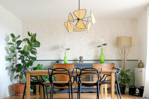 salle à manger avec table en bois et chaises kartell design