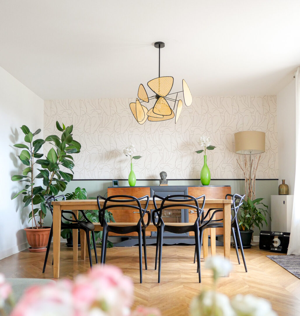 salle à manger avec table en bois et chaises kartell design