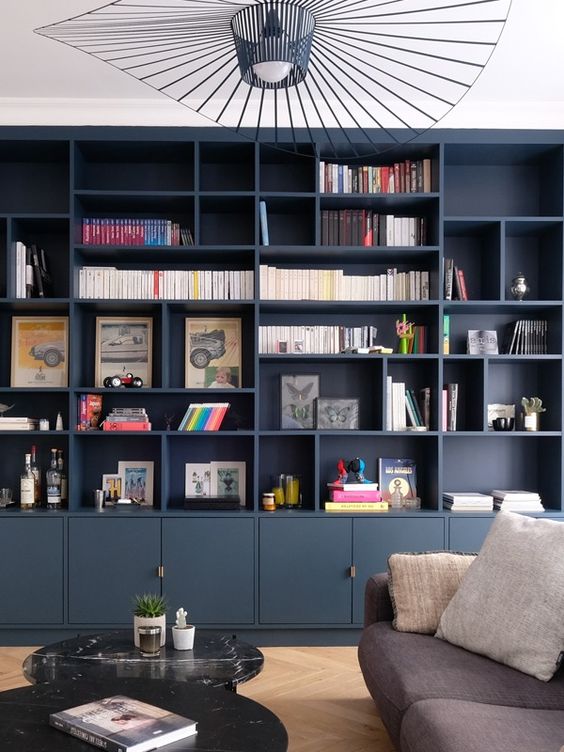 bibliothèque bleue dans un salon