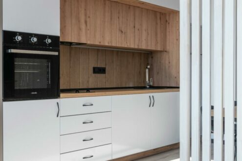 cuisine blanche et bois crée par une architecte d'intérieur de la region de toulouse