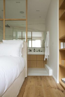 salle de bain bois attenante à la chambre séparé avec verrière