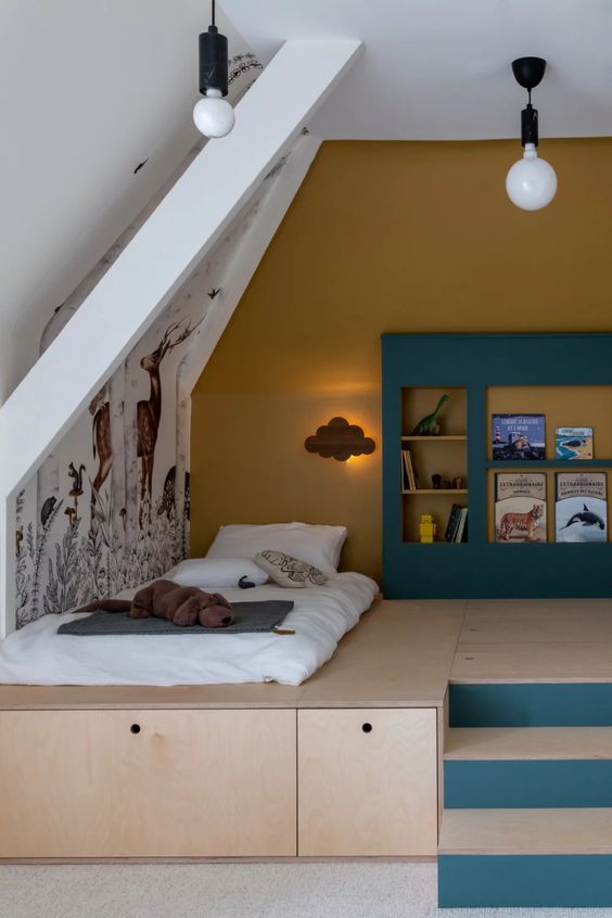 estrade de lit en bois avec du bleu et du jaune dans la chambre