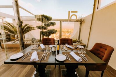 table à manger à l'extérieur sur un balcon