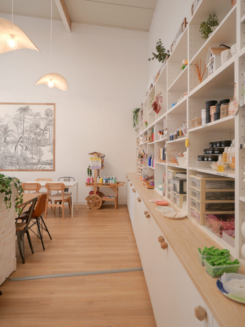 Aménagement d'un atelier créatif dans une boutique à Toulouse, conçu par un architecte décorateur.