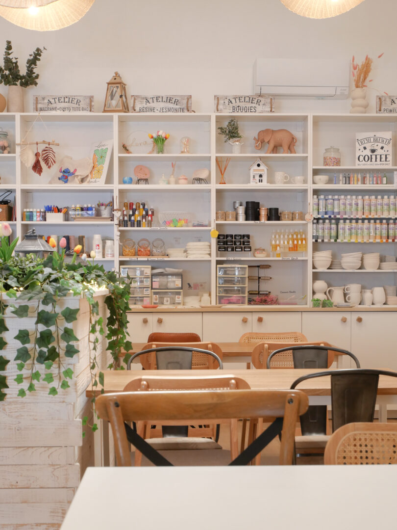 Vue d'un atelier créatif dans une boutique à Toulouse, rénové par un designer d'intérieur.