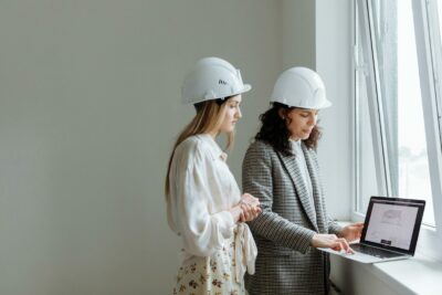 une architecte d'intérieur de toulouse en train de parler avec son menuisier