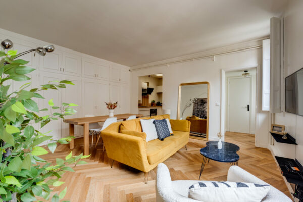 Salon moderne avec canapé jaune, conçu par un architecte intérieur Toulouse.