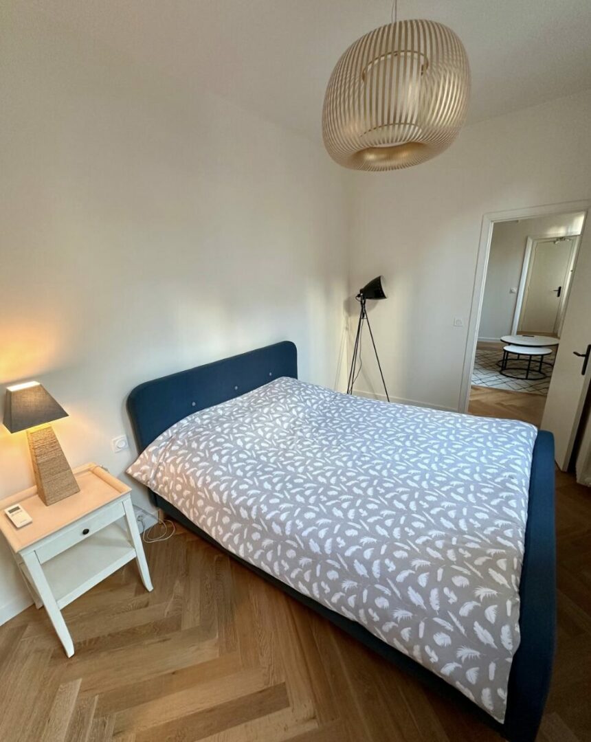 Chambre moderne avec lit et décoration, architecte intérieur Toulouse.