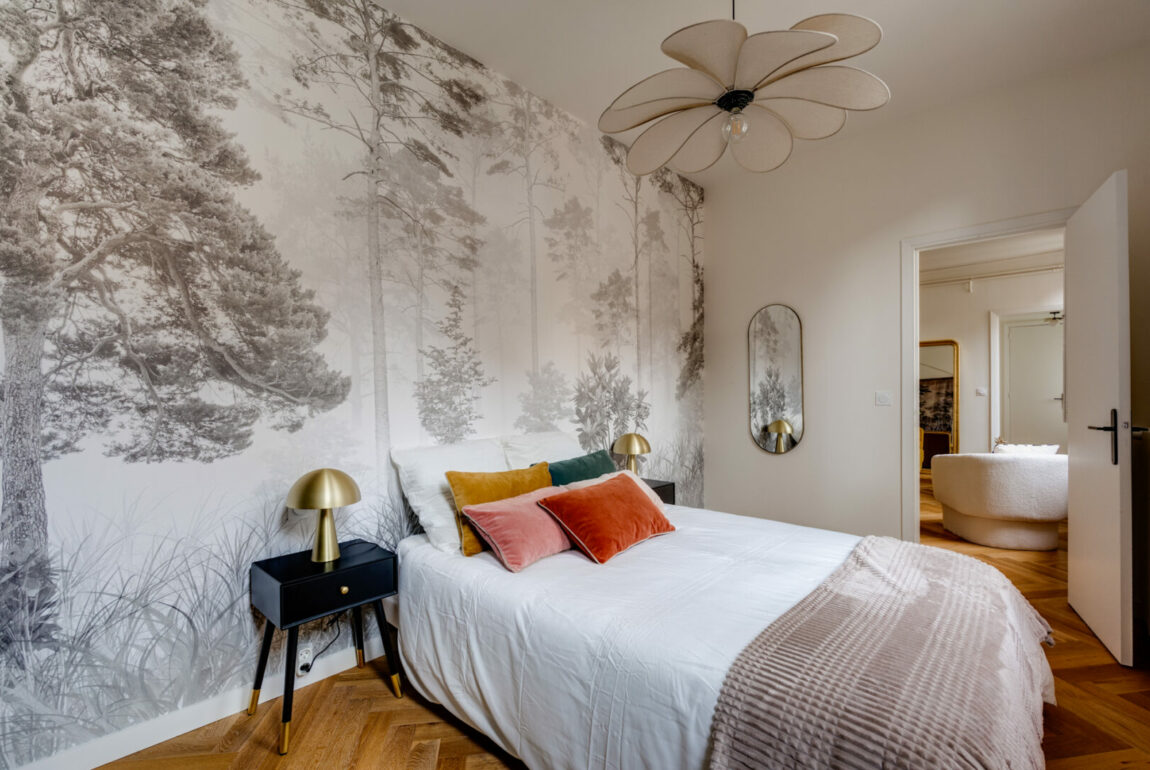 Chambre décorée avec des coussins colorés, par un architecte intérieur Toulouse.