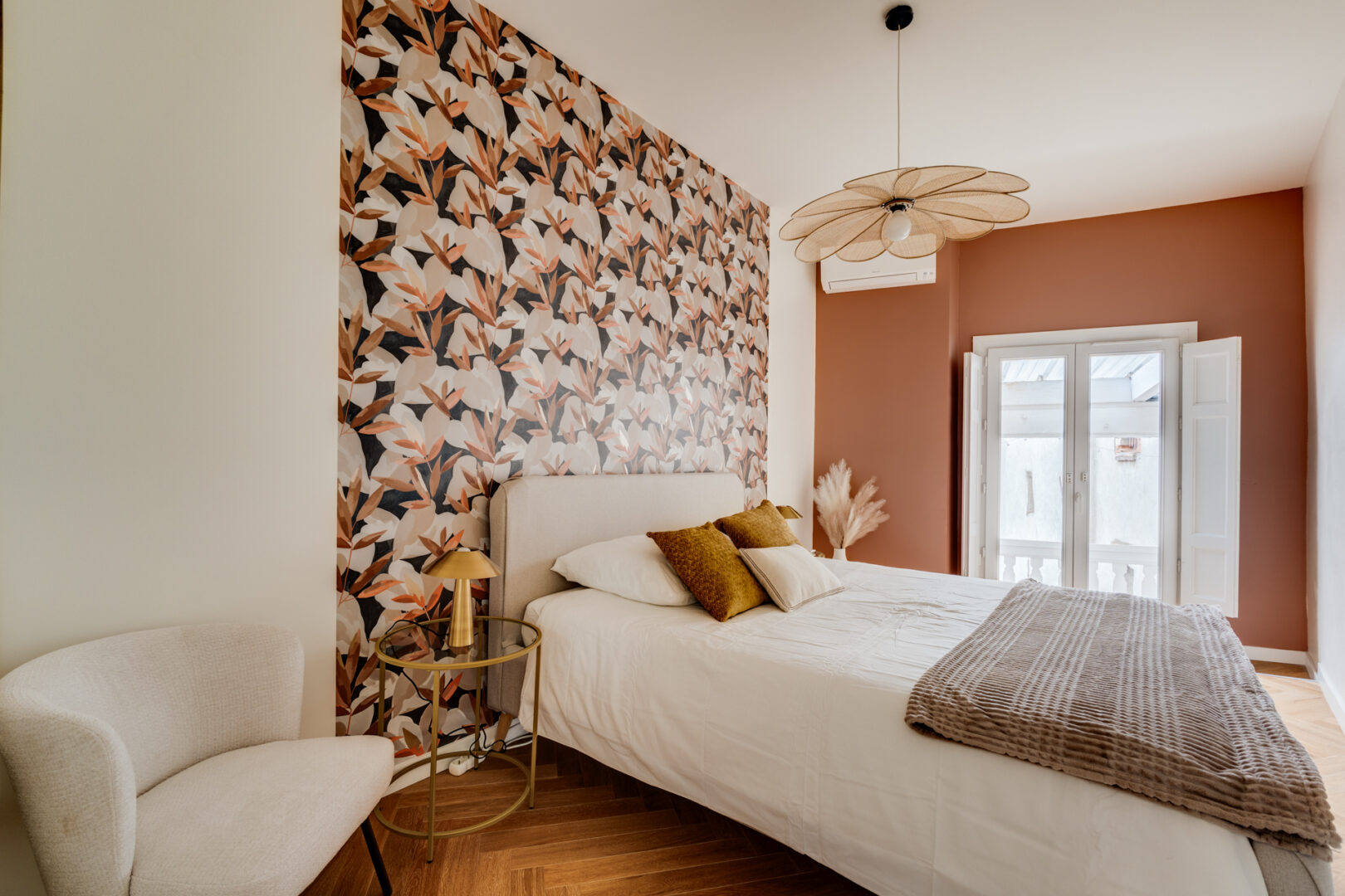 Chambre moderne avec décoration florale, architecte intérieur Toulouse.