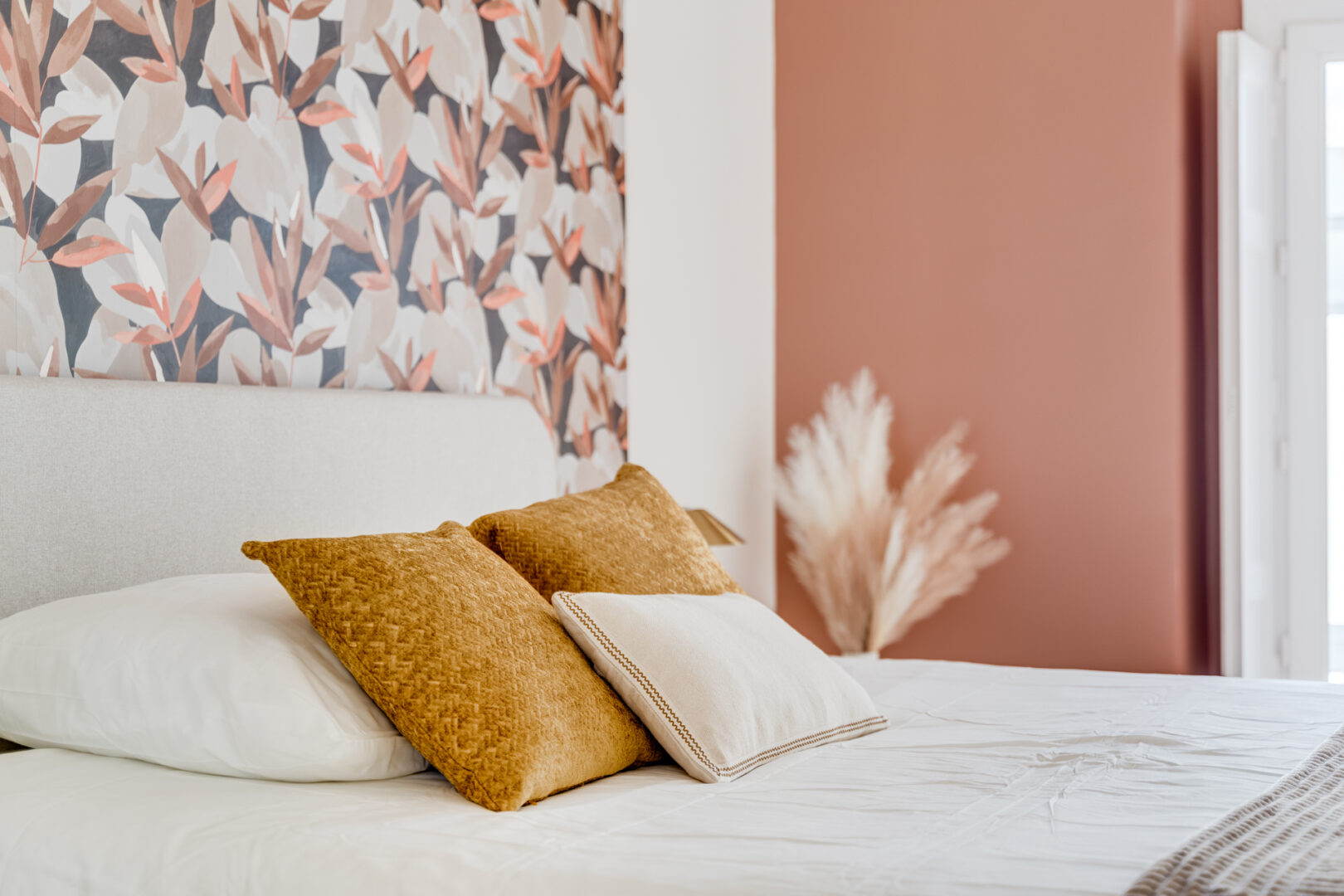 Chambre moderne avec coussins élégants, idéale pour un architecte intérieur Toulouse.