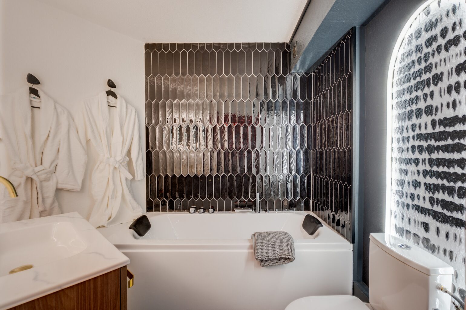 Salle de bain moderne avec carreaux décoratifs, architecte intérieur Toulouse.