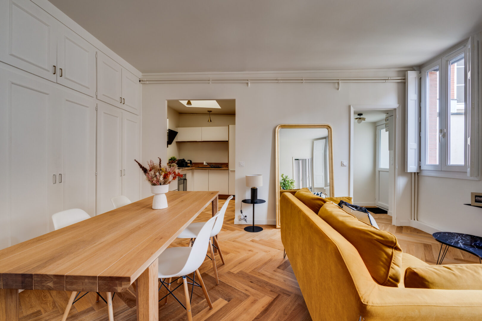 Intérieur moderne avec table en bois, créant une ambiance chaleureuse.