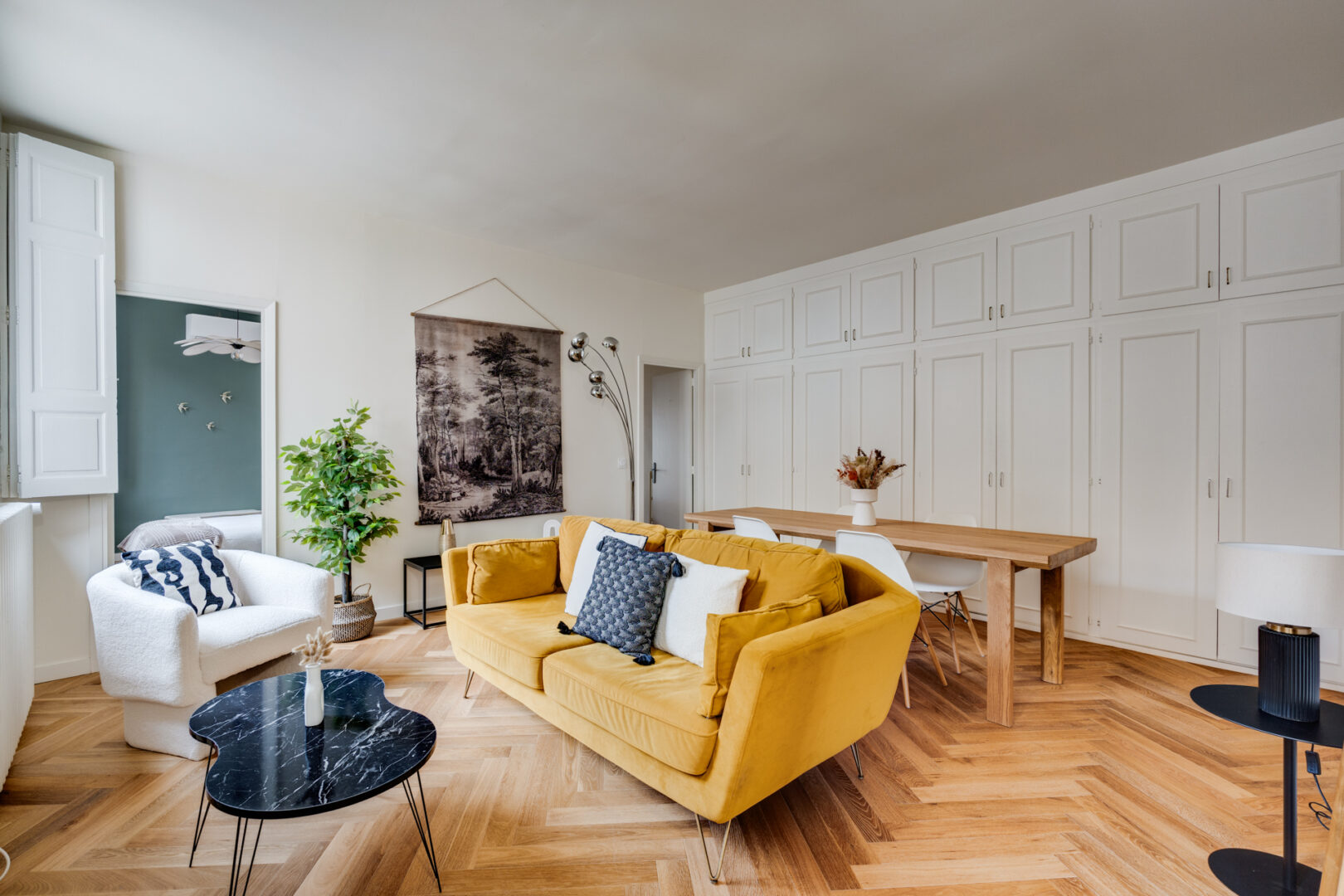 Salon moderne avec canapé jaune, décor chic, architecte intérieur Toulouse.