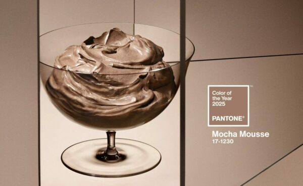 Mousse au chocolat dans un verre, coloris Pantone Mocha Mousse. Décoratrice intérieur Toulouse.