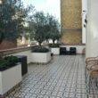 Terrasse avec plantes et fauteuils, architecte intérieur Toulouse.