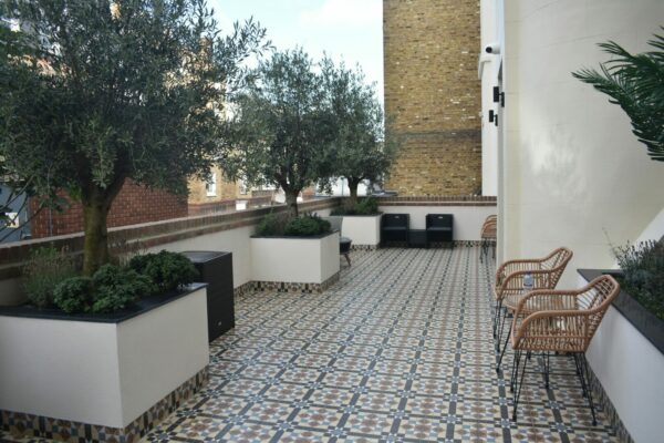 Terrasse avec plantes et fauteuils, architecte intérieur Toulouse.